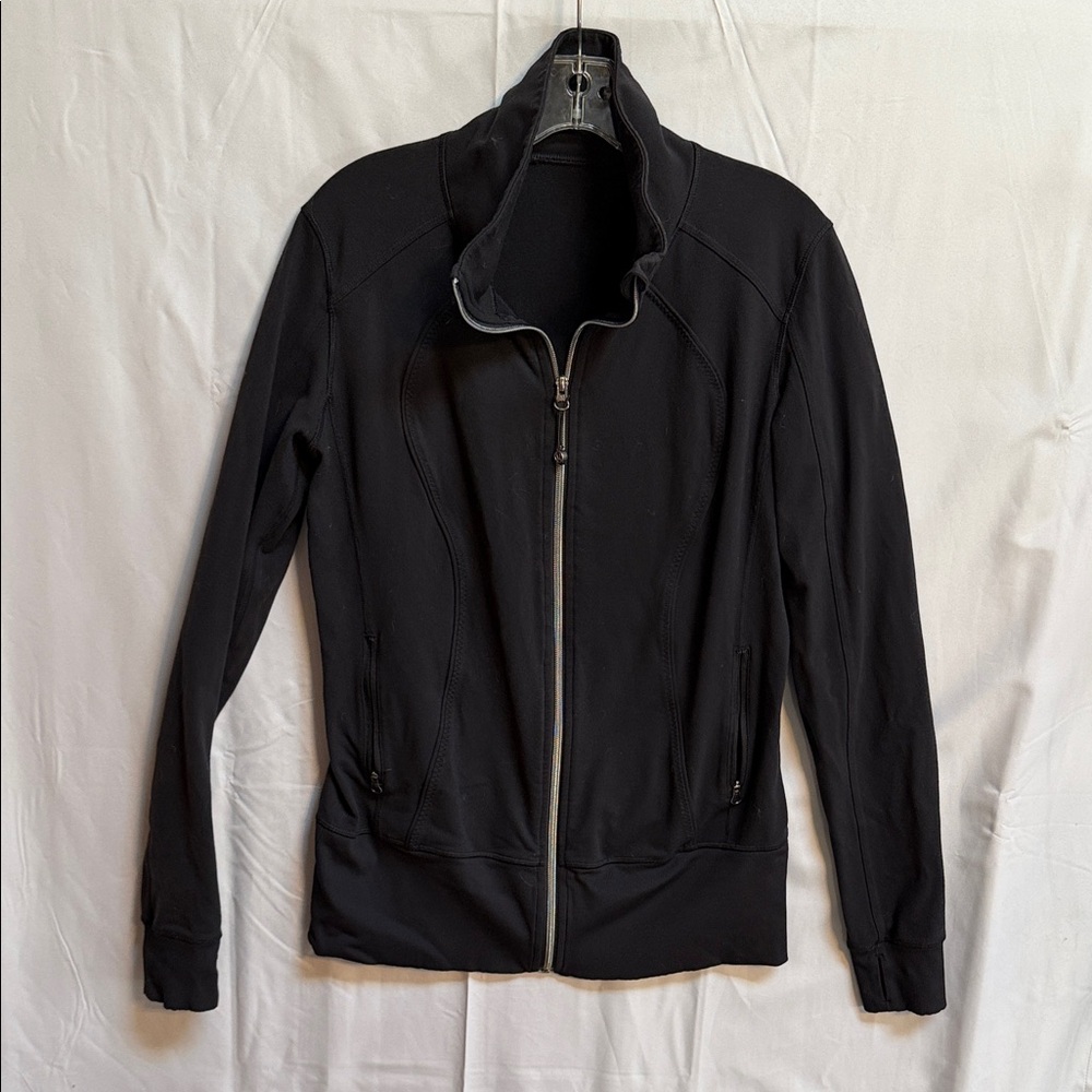 H151. Lululemon Nice Asana jacket
Size 6/8 PTP 18”
Black